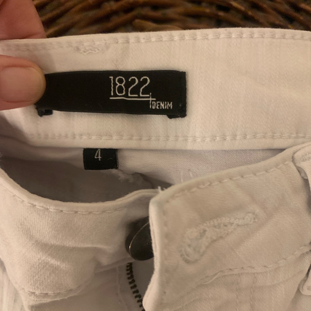 White capri jeans